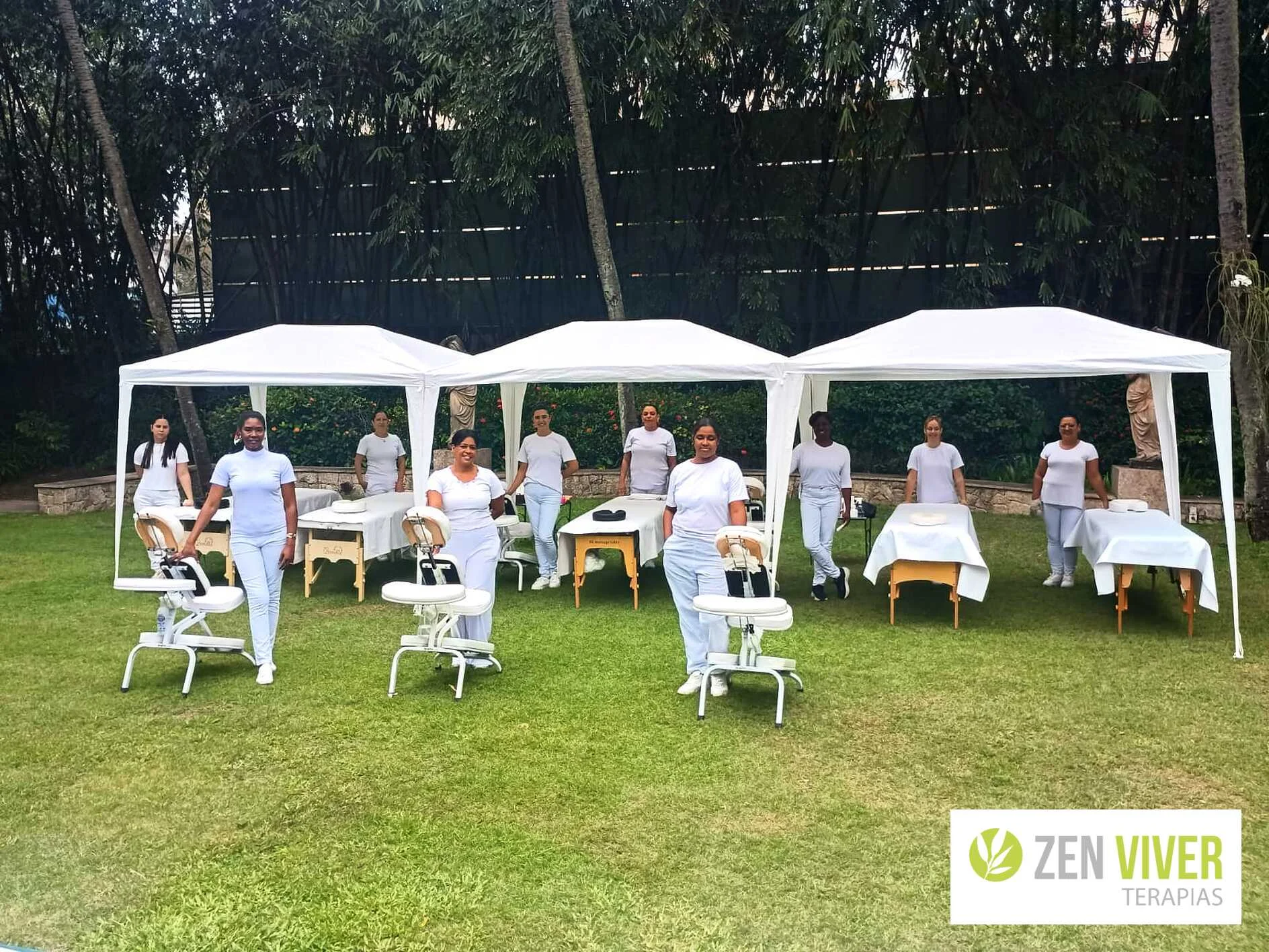 Equipe de terapeutas da Zen Viver em evento corporativo de quick massage no Rio de Janeiro