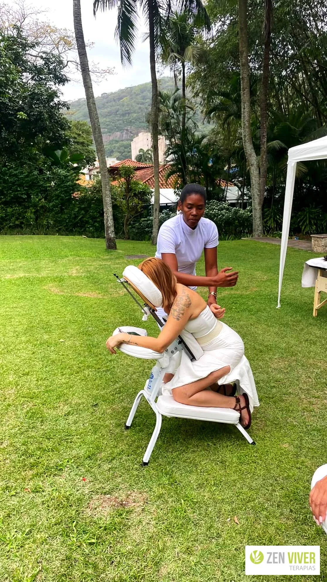 Massagem corporativa em maca durante evento no Rio de Janeiro