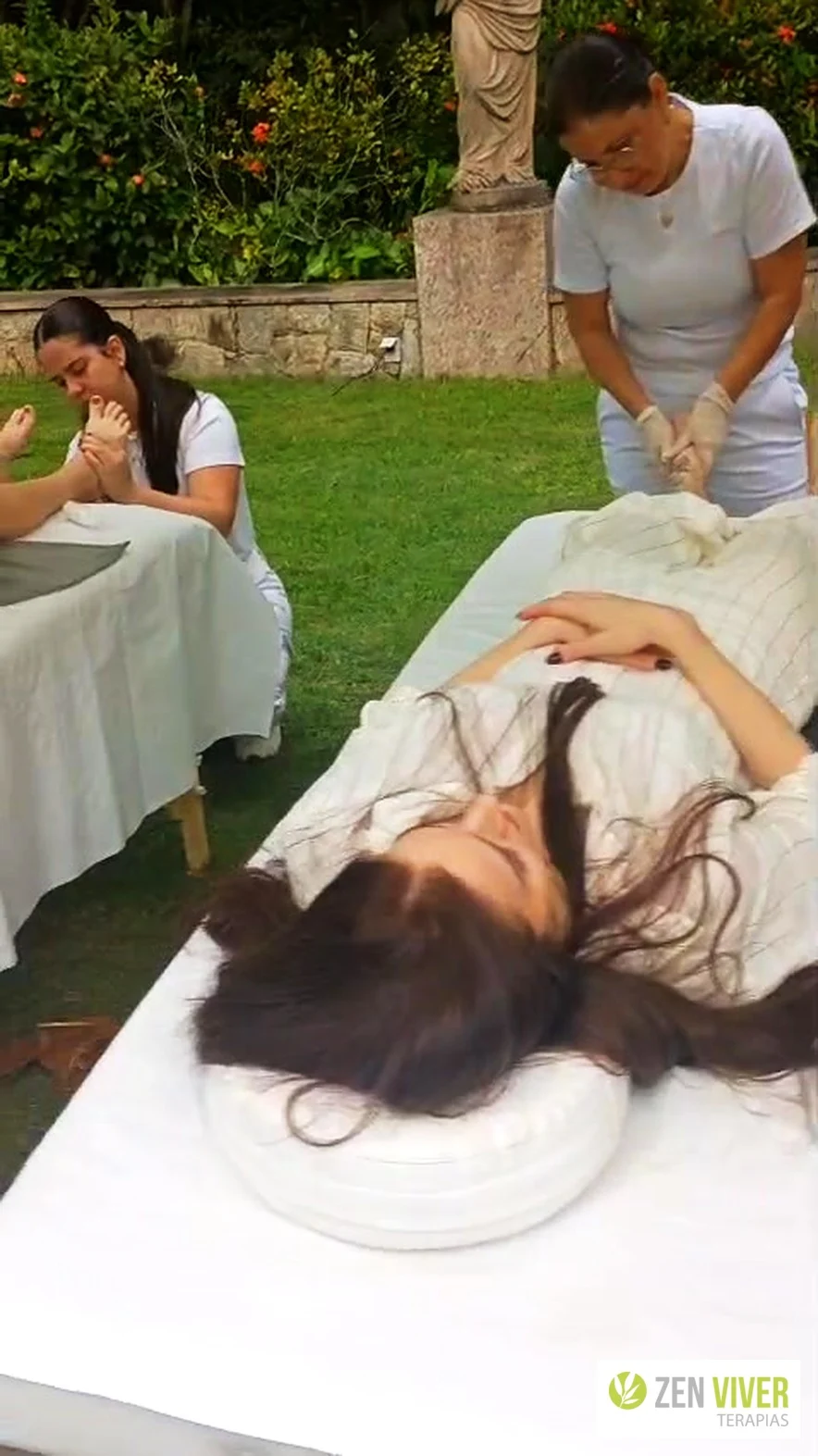 Colaboradora em momento de relaxamento durante massagem corporativa em evento no RJ