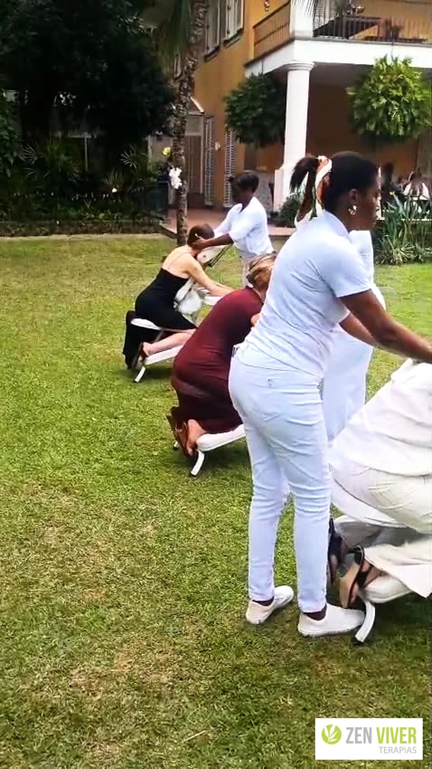 Terapeutas da Zen Viver aplicando quick massage corporativa em evento no Rio de Janeiro